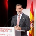 El Rey Felipe VI preside el acto de entrega del Premio Nacional Pyme que organizan Banco Santander y la Cámara de Comercio de España, en Madrid, (España), a 26 de febrero de 2021. El premio pretende reconocer el desempeño de las pequeñas y medianas empresas, cuya actividad es fundamental para la creación de empleo y la generación de riqueza.26 FEBRERO 2021;ECONOMÍA;REALEZA;CASA REAL;PYME;EMPRESA;FELIPE VI;MONTEROCasa de S.M. el Rey26/02/2021
