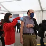 Vacunación masiva de mayores de 90 años en una carpa junto al centro de Salud de la Puebla en Palencia