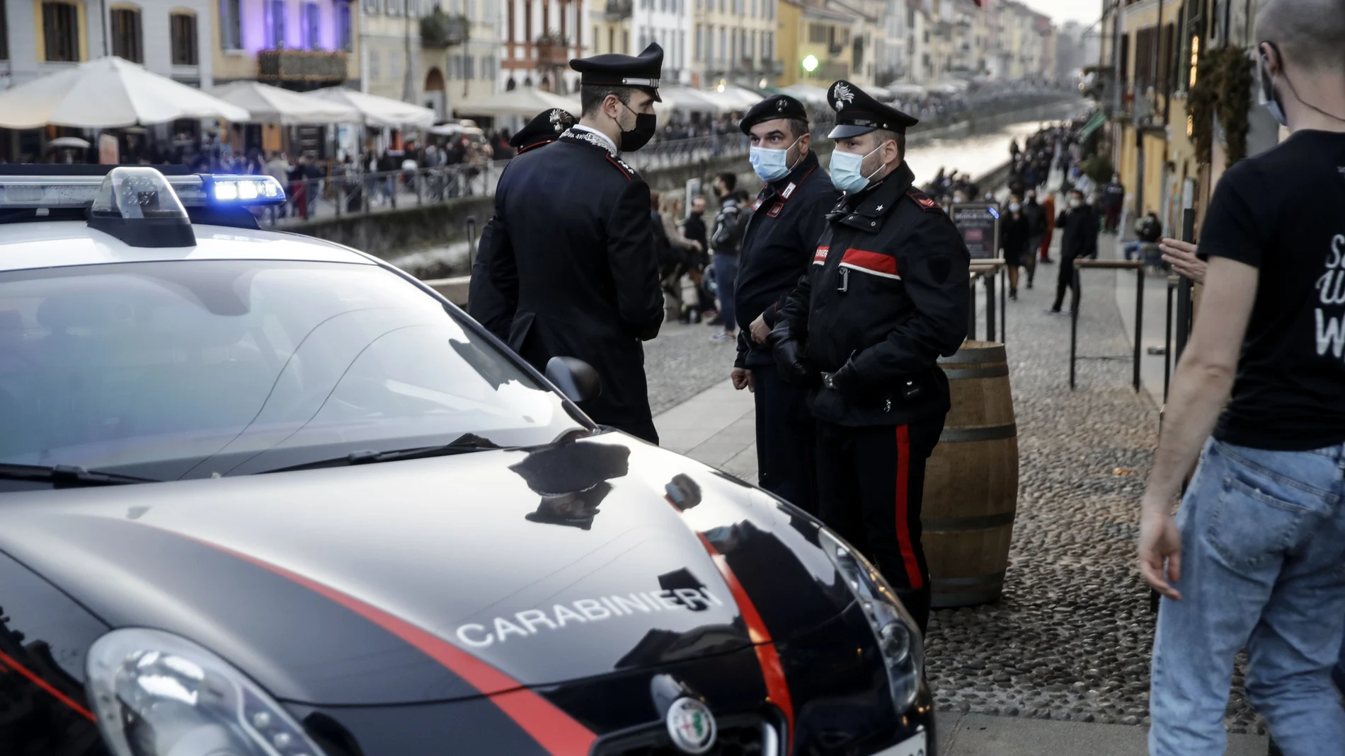 Policías italianos patrullan el canal Naviglio Grande, en Milán, el mes pasado