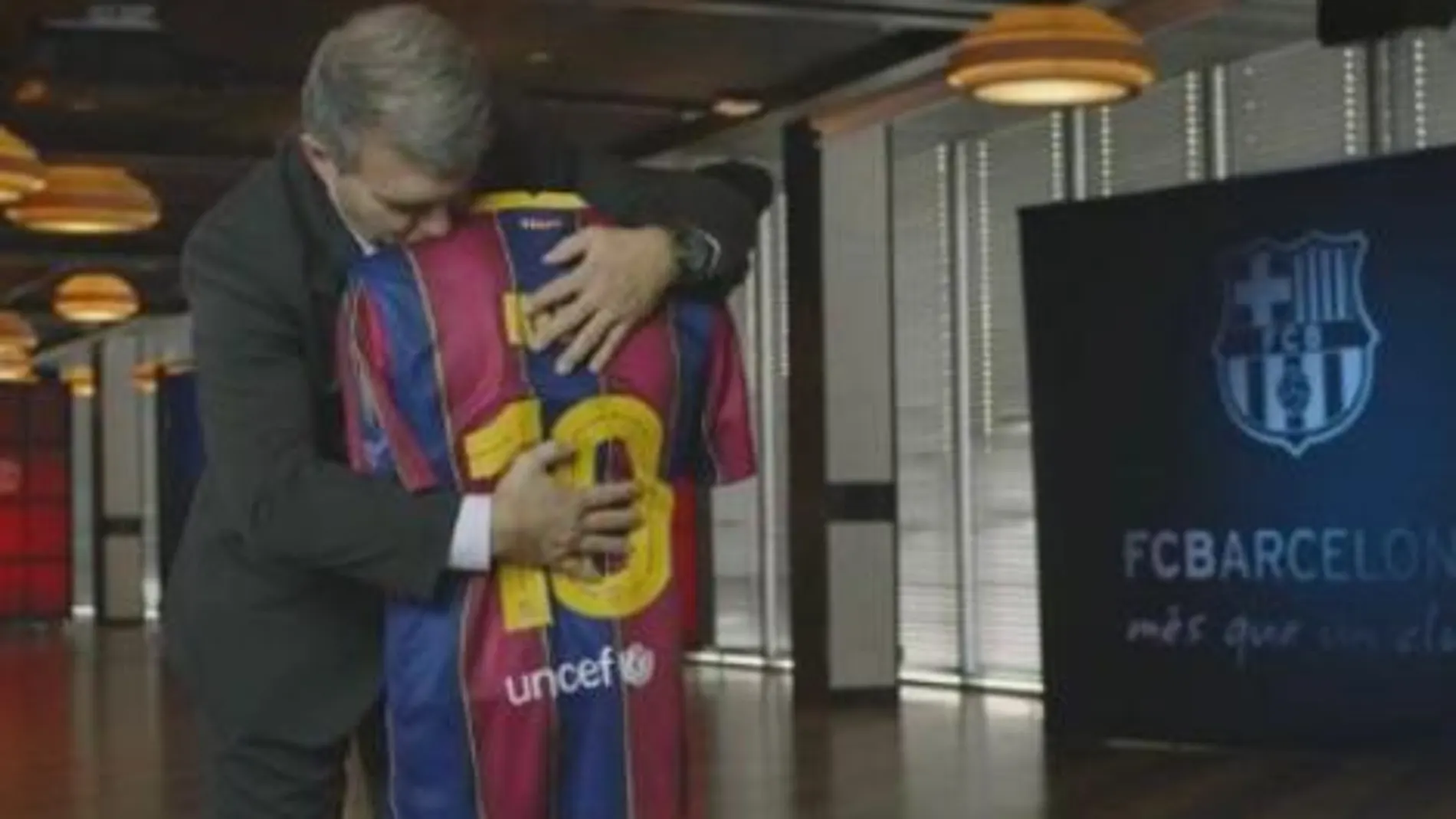 Joan Laporta abraza al maniquí con la camiseta de Messi