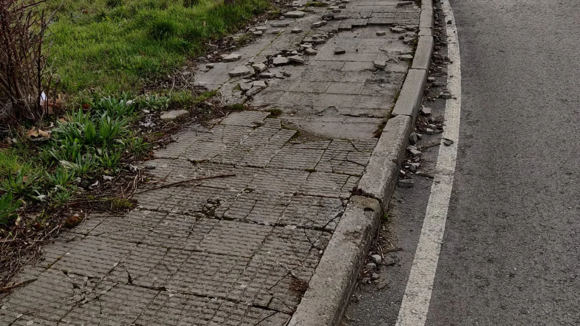 Baldosas deterioradas en el polígono Las Casas de Soria