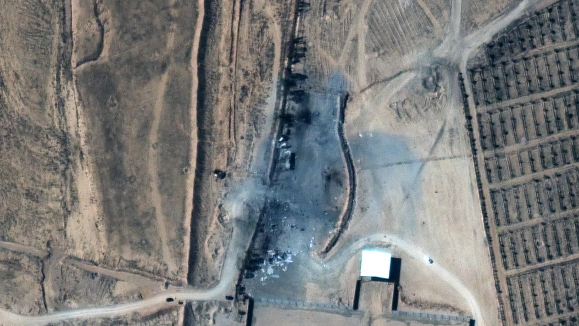 Imagen satelital del lugar que fue atacado por aire por EE UU en territorio sirio