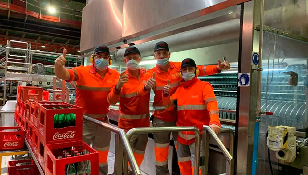 Trabajadores de Coca-Cola de la planta de Sevilla celebran el premio recibido
