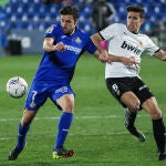 Jaime Mata, del Getafe, con Gabriel Paulista, del Valencia.