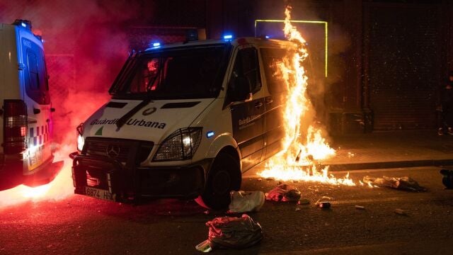 Queman una furgoneta de la Guardia Urbana de Barcelona durante la manifestación de Barcelona en apoyo a Pablo Hasel
