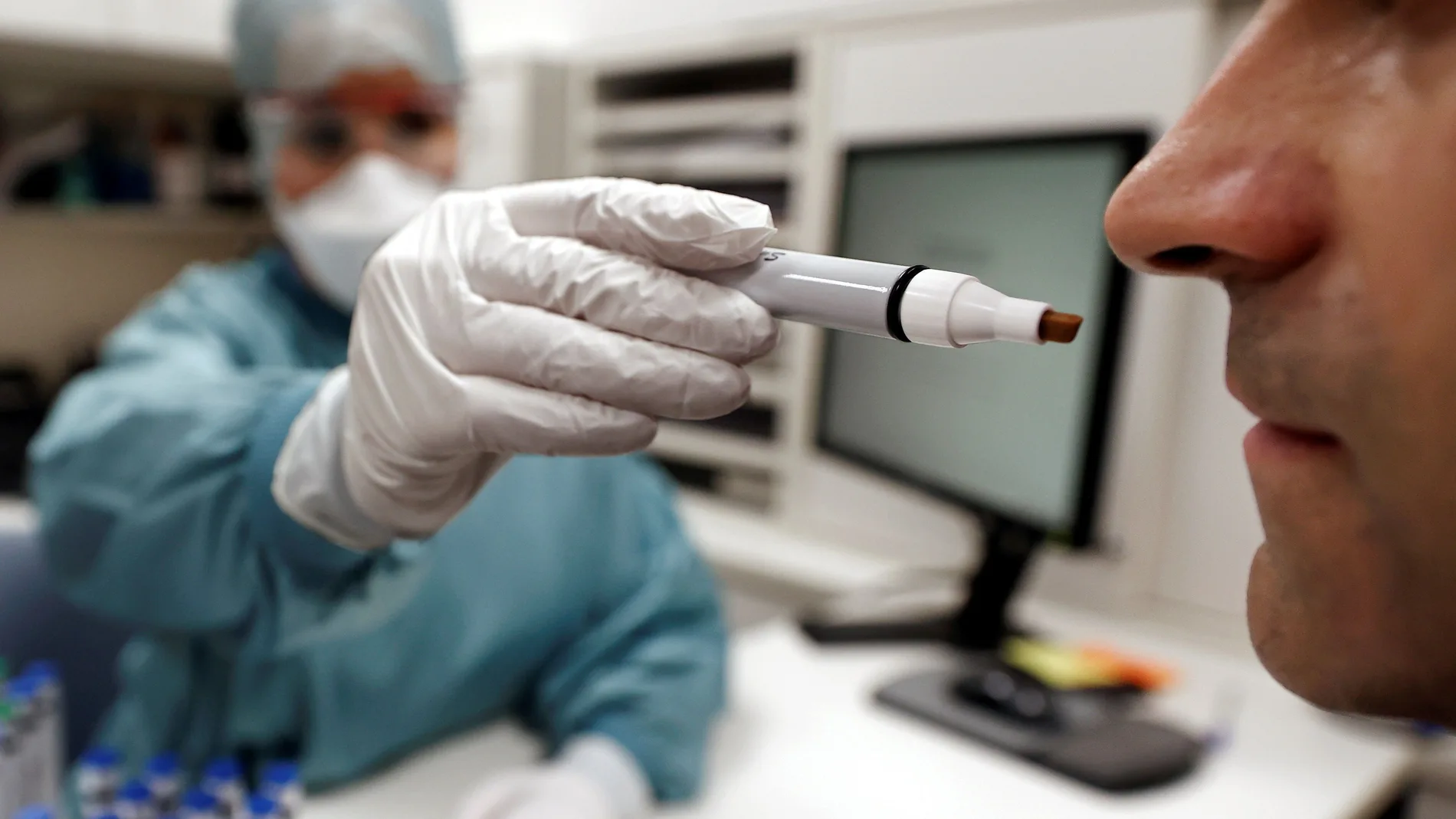 Un sanitario realiza una pueba funcional de olfatimetría a un paciente con anosmia tras padecer covid, en la Clinica Universidad de Navarra, a 27 de febrero de 2021