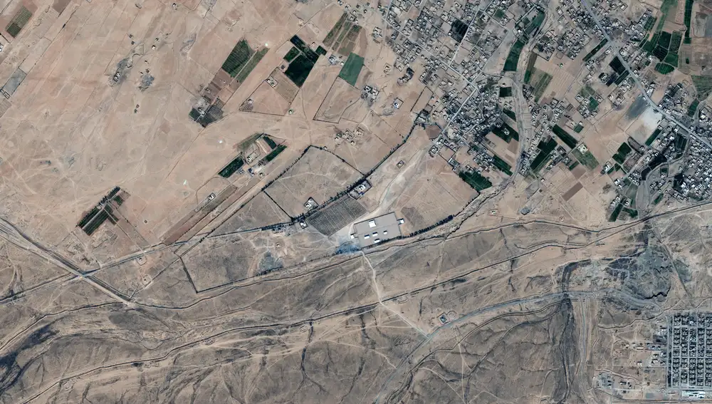 Imagen satelital de MAXAR Technologies que muestra la frontera siria con la iraquí en la que tuvieron lugar los bombardeos contra edificios de una milicia respaldada por Irán