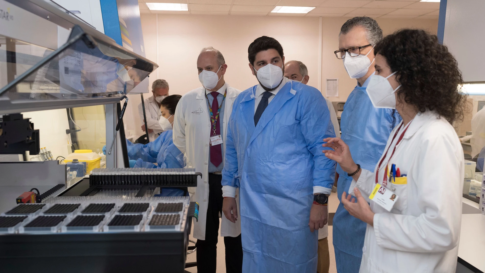 Fernando López Miras en la visita de las instalaciones del laboratorio de microbiología del Hospital Clínico Universitario Virgen de la Arrixaca