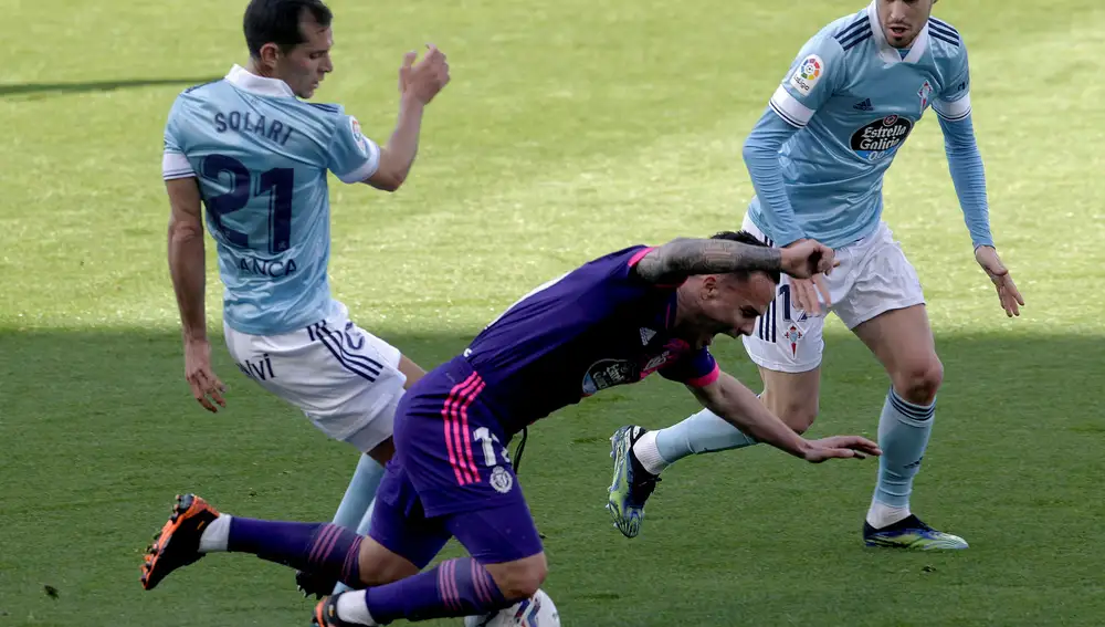 VIGO, 28/02/2021.- El centrocampista argentino del Celta Augusto Solari (i) lucha un balón con el centrocampista del Valladolid Roque Mesa durante el partido de la vigésima quinta jornada de LaLiga Santander disputado este domingo en el estadio de Balaídos. EFE/Salvador Sas