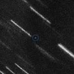 Imagen del asteroide 2012 TC4, compuesta a partir de 37 fotografías individuales. Las estelas son el resultado de superponer las estrellas de cada fotografía.