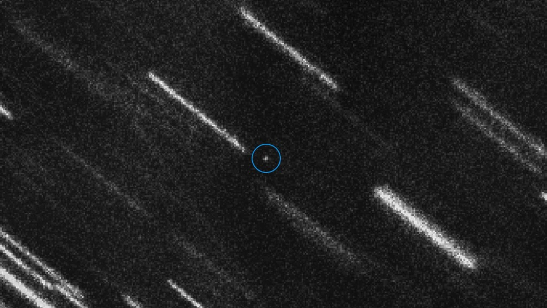 Imagen del asteroide 2012 TC4, compuesta a partir de 37 fotografías individuales. Las estelas son el resultado de superponer las estrellas de cada fotografía.