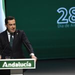 El presidente Juanma Moreno se ha emocionado al mencionar a los sanitarios y los docentes en su discurso, en el Teatro de la Maestranza de Sevilla