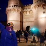 Miembros de la comisión fallera de Olivereta se hacen una foto ante las torres de Serranos la noche que se hubiese celebrado la Crida