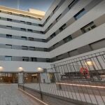La Policía Nacional desalojó ayer sábado una fiesta ilegal con 30 personas en una residencia de la calle Francisco Cubells de Valencia