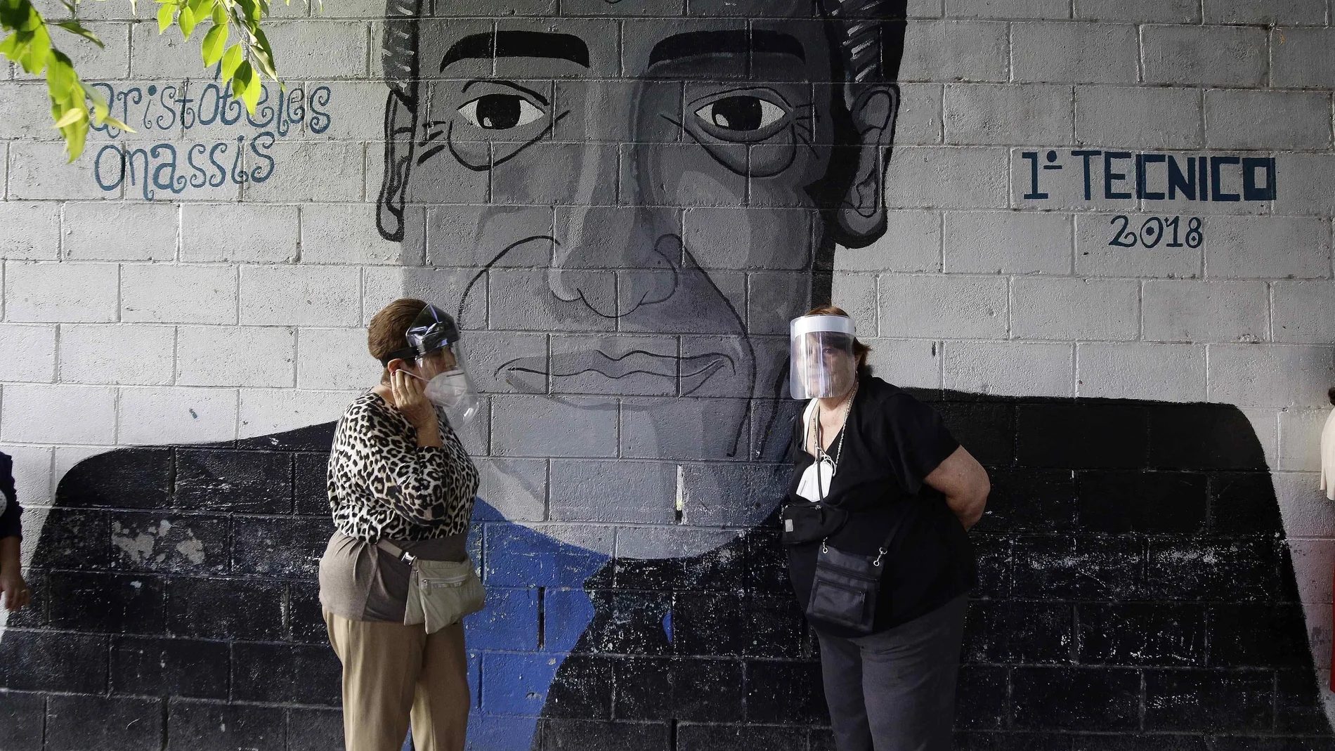 Miembros de las Juntas Receptoras de votos, la mayoría personas mayores de edad, tuvieron que esperar más de una hora en las afueras del centro de votación instalado en el Complejo Educativo Concha Viuda de Escalón, hoy en San Salvador
