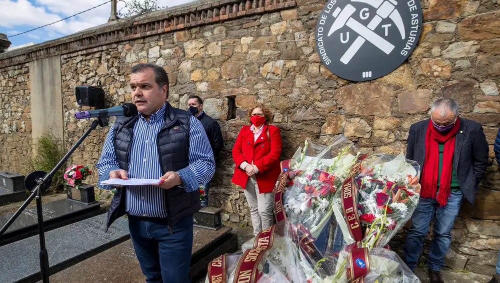 GRAF5577. MIERES (ASTURIAS), 28/02/2021.- El secretario general del SOMA-FITAG-UGT, José Luis Alperi (i), y el secretario general de UGT, Pepe Álvarez (d), al inicio del homenaje que anualmente rinde el sindicato al fundador del sindicato minero SOMA-UGT, Manuel Llaneza, en el cementerio civil de Mieres, que en esta ocasión se ha celebrado sin la asistencia de público debido a las restricciones derivadas de la pandemia de la covid-19. EFE/Alberto Morante