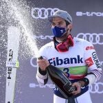 El ganador Mathieu Faivre, de Francia, celebra en el podio de la Copa del Mundo de Eslalon Gigante de esquí alpino, en Bansko, el domingo 28 de febrero de 2021. (AP Photo/Marco Tacca)
