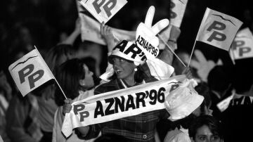 Victoria Miles de ciudadanos salieron la noche del 3 de marzo de 1996 a festejar la primera victoria del PP donde José María Aznar logró 156 diputados