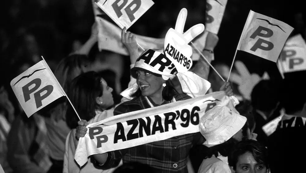Victoria Miles de ciudadanos salieron la noche del 3 de marzo de 1996 a festejar la primera victoria del PP donde José María Aznar logró 156 diputados