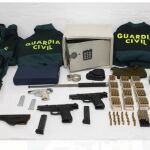 Material recuperado por la Guardia Civil, con las tres pistolas, munición y los uniformes