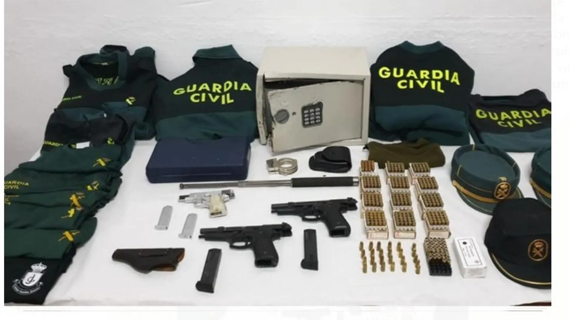 Material recuperado por la Guardia Civil, con las tres pistolas, munición y los uniformes