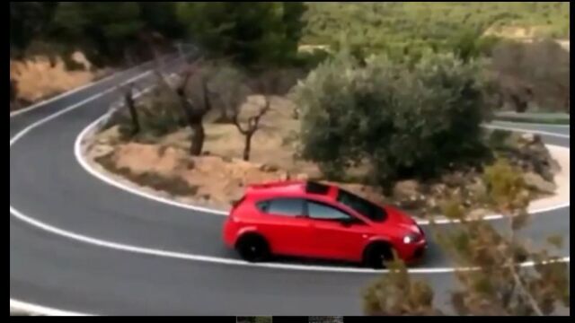 Uno de los coches, fotografiado en una de las infracciones en una carretera de montaña