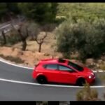 Uno de los coches, fotografiado en una de las infracciones en una carretera de montaña