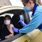 Una mujer recibe una vacuna contra la covid-19 en el puesto de autovacunación instalado por la Consejería de Salud en el Palacio de los Juegos Mediterráneos de Almería
