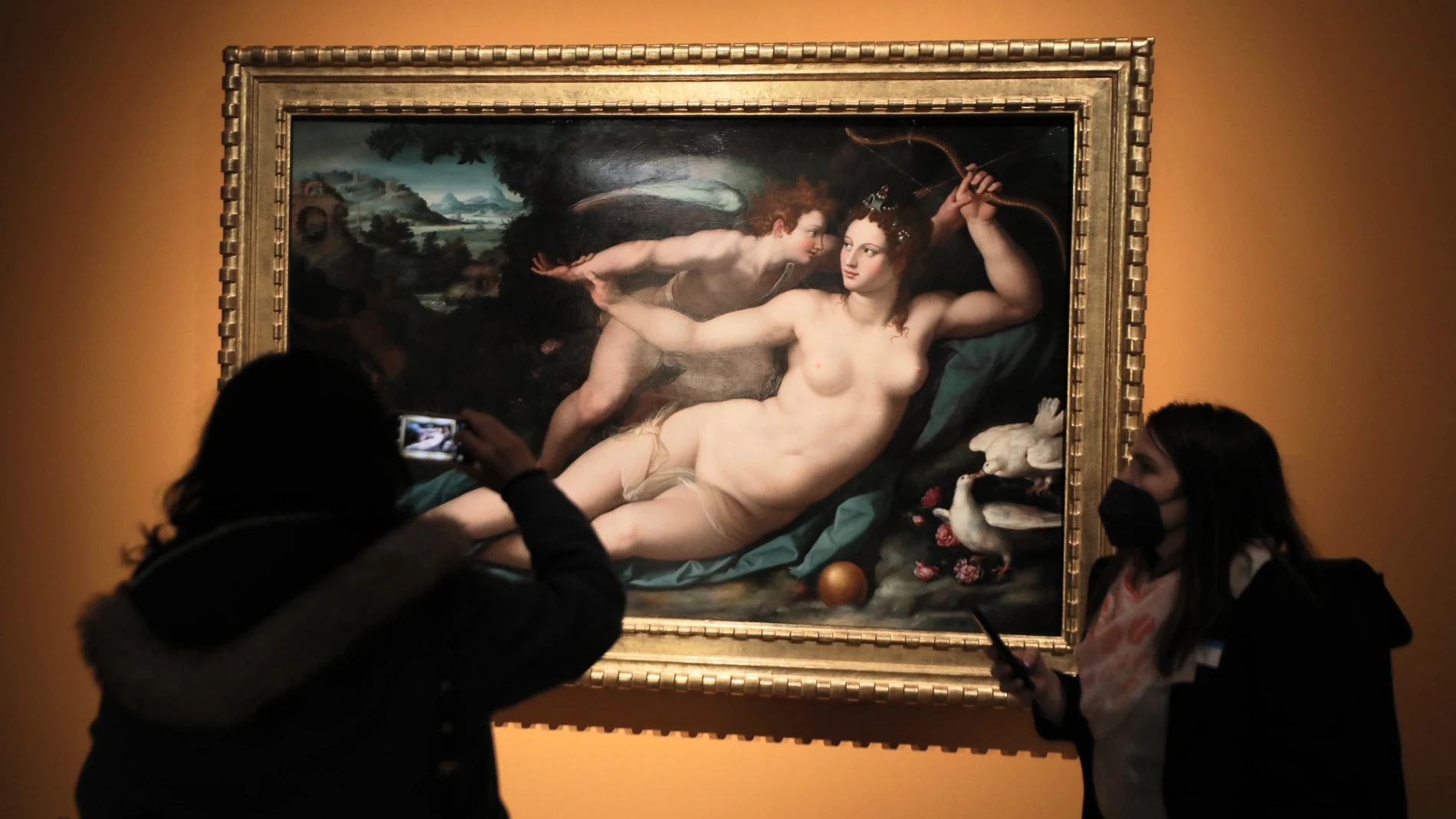 Entre otros personajes, la exposición se centra en dos figuras importantes dentro de la mitología como son Venus y Cupido, en el cuadro