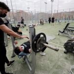 Un gimnasio valenciano ha sacado las máquinas a las pistas del paddel para poder seguir dando servicio a sus socios