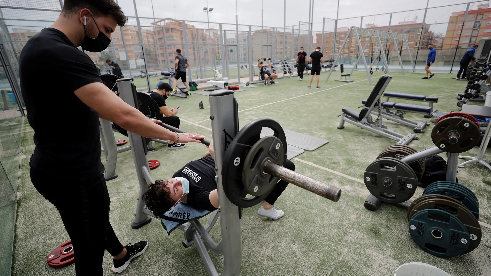 Un gimnasio valenciano ha sacado las máquinas a las pistas del paddel para poder seguir dando servicio a sus socios