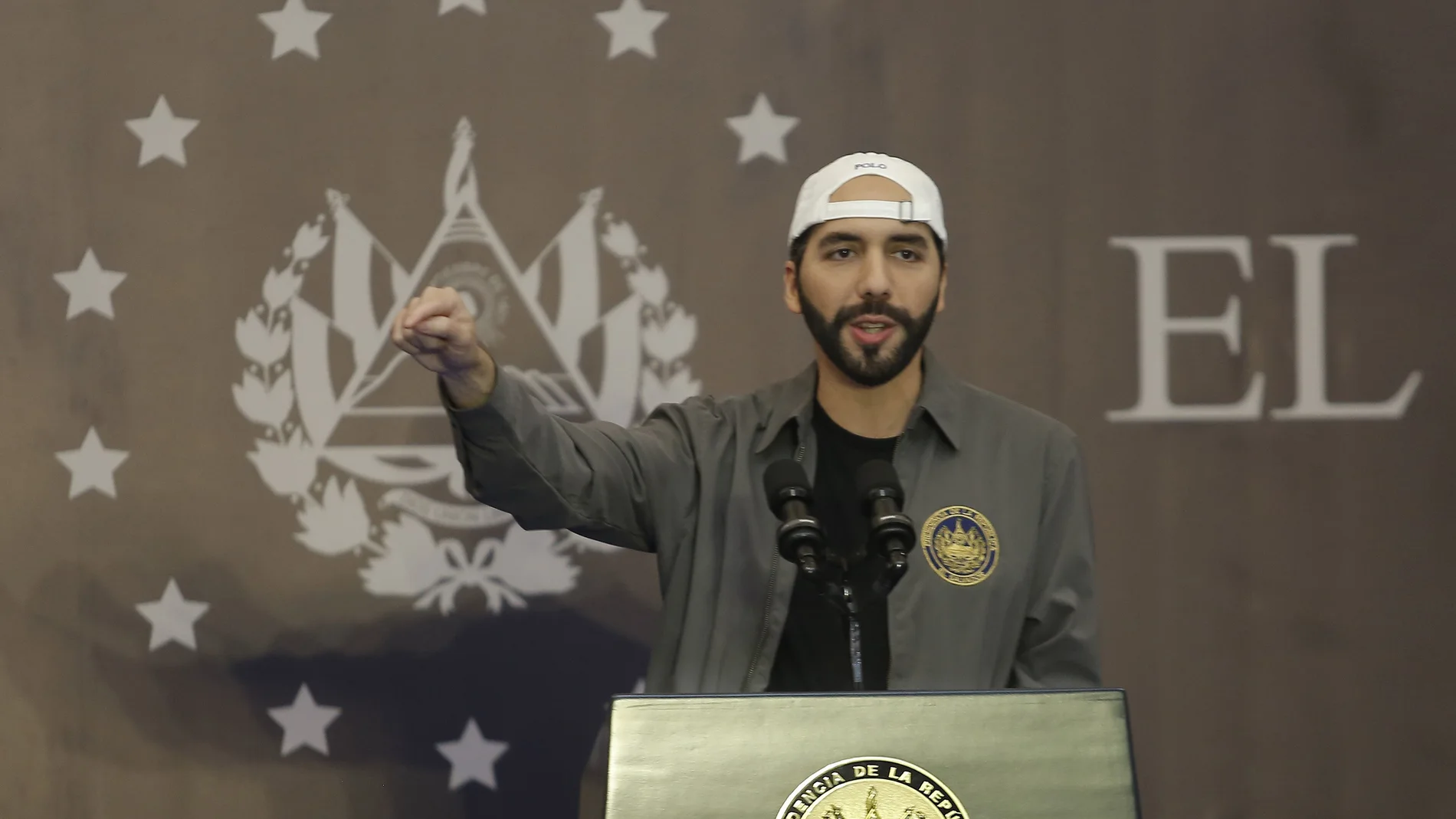 El presidente de El Salvador, Nayib Bukele, habla durante una conferencia de prensa