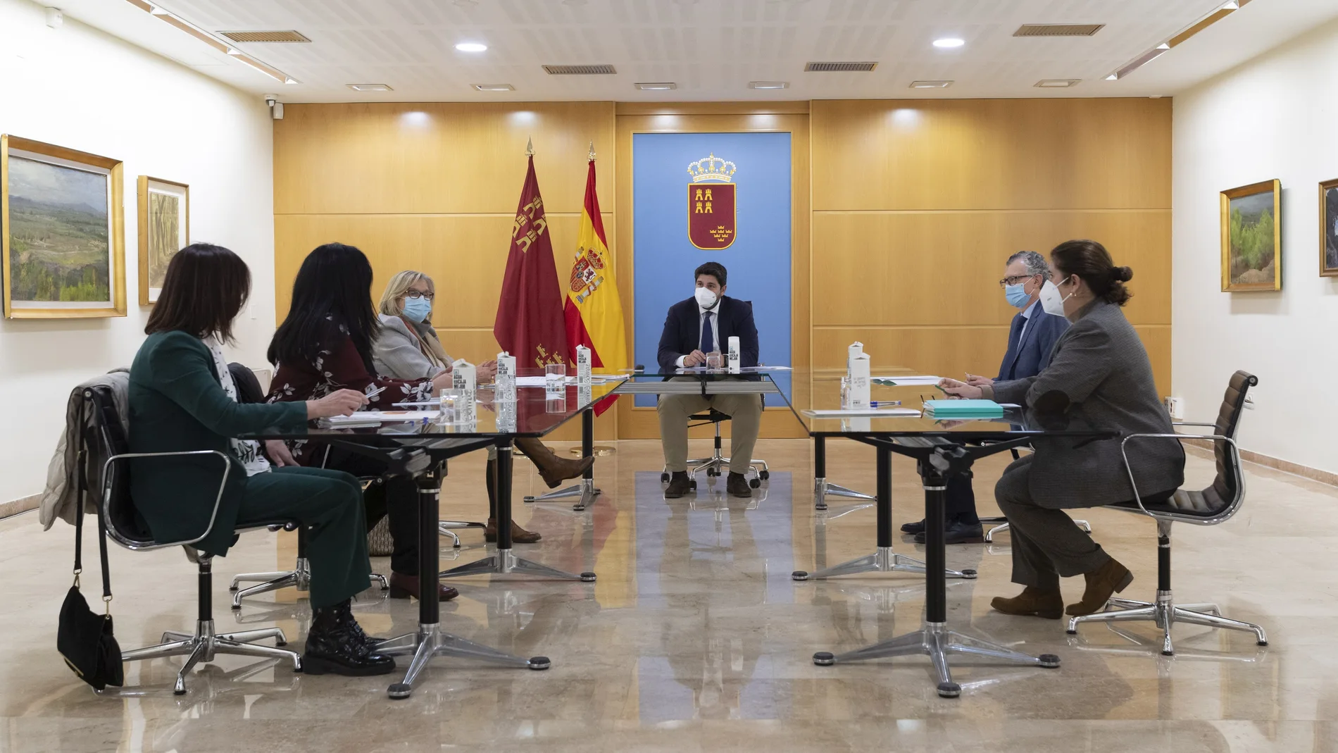 El presidente de la Región de Murcia, Fernando López Miras, mantiene una reunión con representantes de Feafes