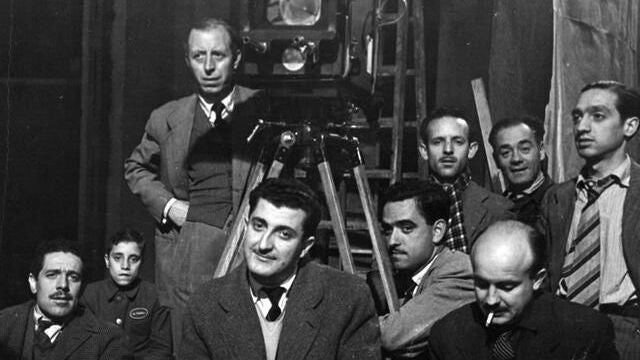 Luis García Berlanga, Juan Antonio Bardem y Ricardo Muñoz Suay, durante el rodaje de "Esa pareja feliz" (1953)