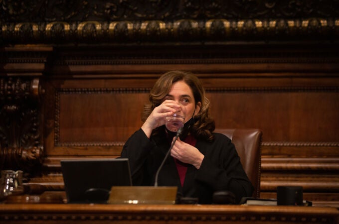 La alcaldesa de Barcelona, Ada Colau, durante una sesión plenaria del Consejo municipal del Ajuntament de Barcelona