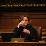 La alcaldesa de Barcelona, Ada Colau, durante una sesión plenaria del Consejo municipal del Ajuntament de Barcelona
