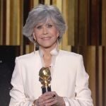 Jane Fonda acepta su premio Cecil B. DeMille a toda una trayectoria. FOTO: AP.