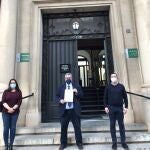 Miembros de la plataforma ante la Audiencia Provincial de Jaén con el escrito de denuncia registrado en la Fiscalía