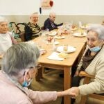Dos mujeres se saludan al reencontrarse este lunes en la Residencia Elorduy, en Barrika (Bizkaia), tras permanecer aisladas desde el pasadoaAgosto en diferentes burbujas de convivencia dentro del mismo centro