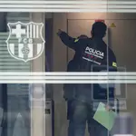 Agentes del Área Central de Delitos Económicos de los Mossos d&#39;Esquadra durante el registro de las oficinas del Fútbol Club Barcelona