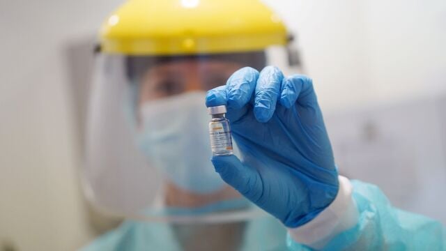 A healthcare worker shows a vial of China's SINOVAC vaccine against the coronavirus disease (COVID-19) during the first stage of the vaccination plan, which aims to inoculate teachers, military personnel, firefighters and police officers, among other non medical essential workers, at a vaccination center in Antel Arena, Montevideo, Uruguay March 1, 2021. REUTERS/Mariana Greif