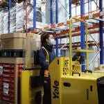 Una trabajadora en el Bloque Logístico de Villadangos del Páramo (León)