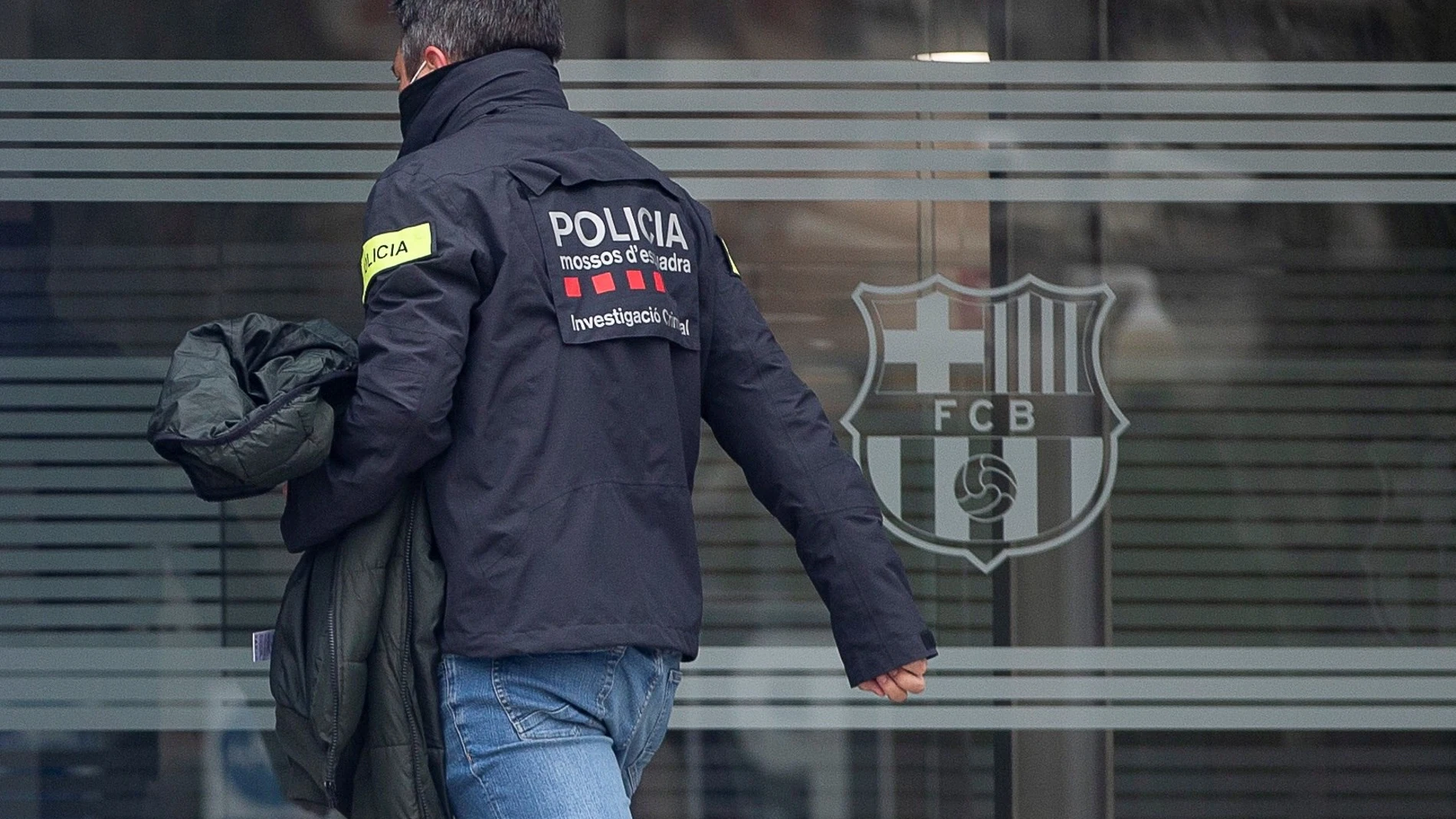Agentes del Área Central de Delitos Económicos de los Mossos d'Esquadra en las oficinas del Fútbol Club Barcelona