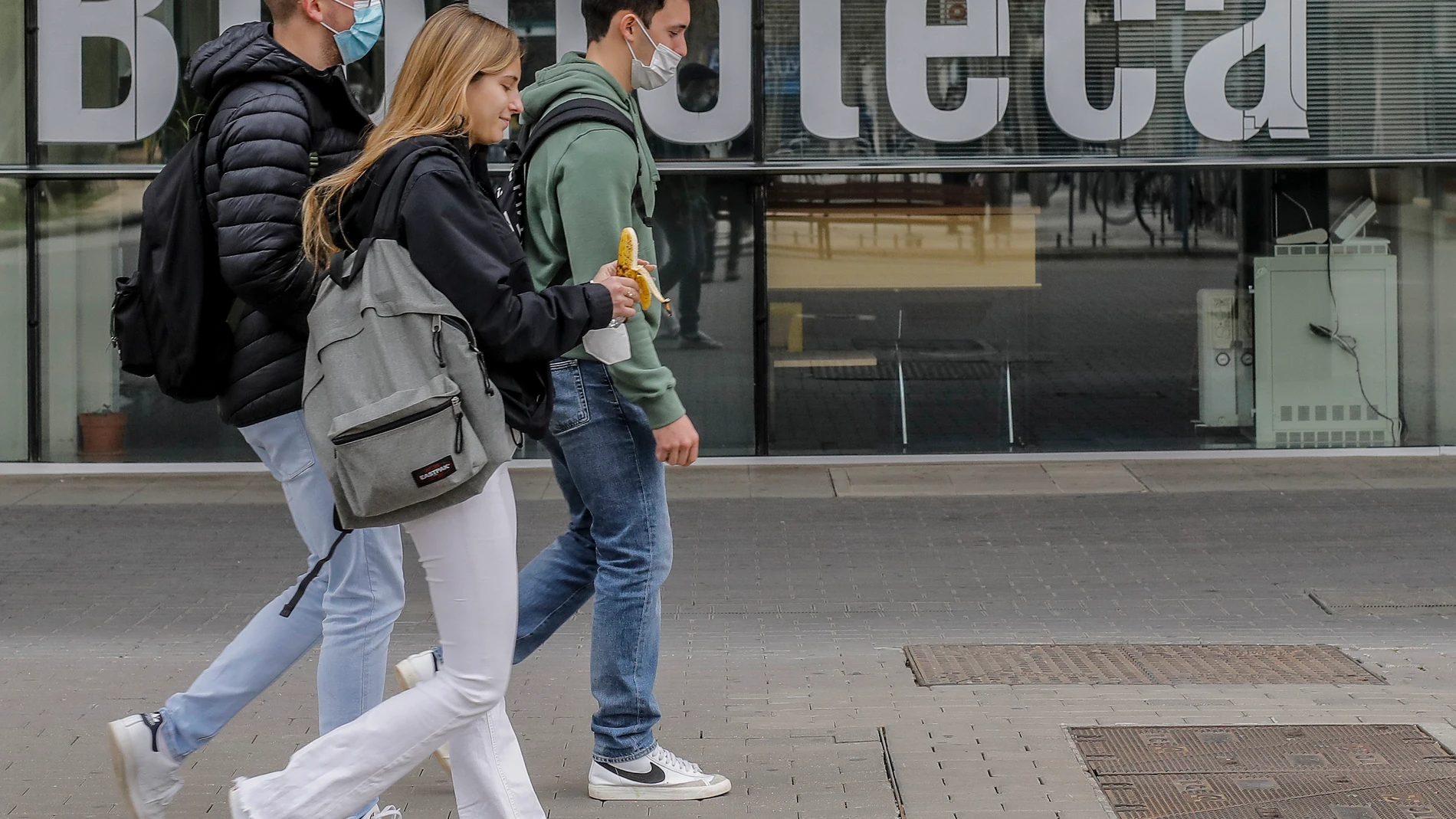 Varios estudiantes caminan en las inmediaciones de la Universidad de Valencia el día en el que los universitarios vuelven a las aulas01/03/2021