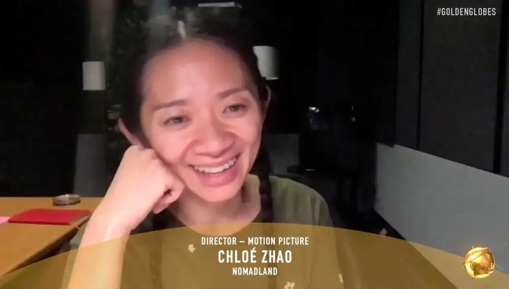 Chloé Zhao, directora de &quot;Nomadland&quot;, agradece el premio a Mejor Película (drama) justo después de haberse hecho también con el Globo de Oro a la Mejor Dirección. FOTO: REUTERS.