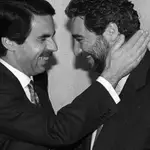 José María Aznar felicita a Miguel Ángel Rodríguez, nuevo secretario General de Comunicación.