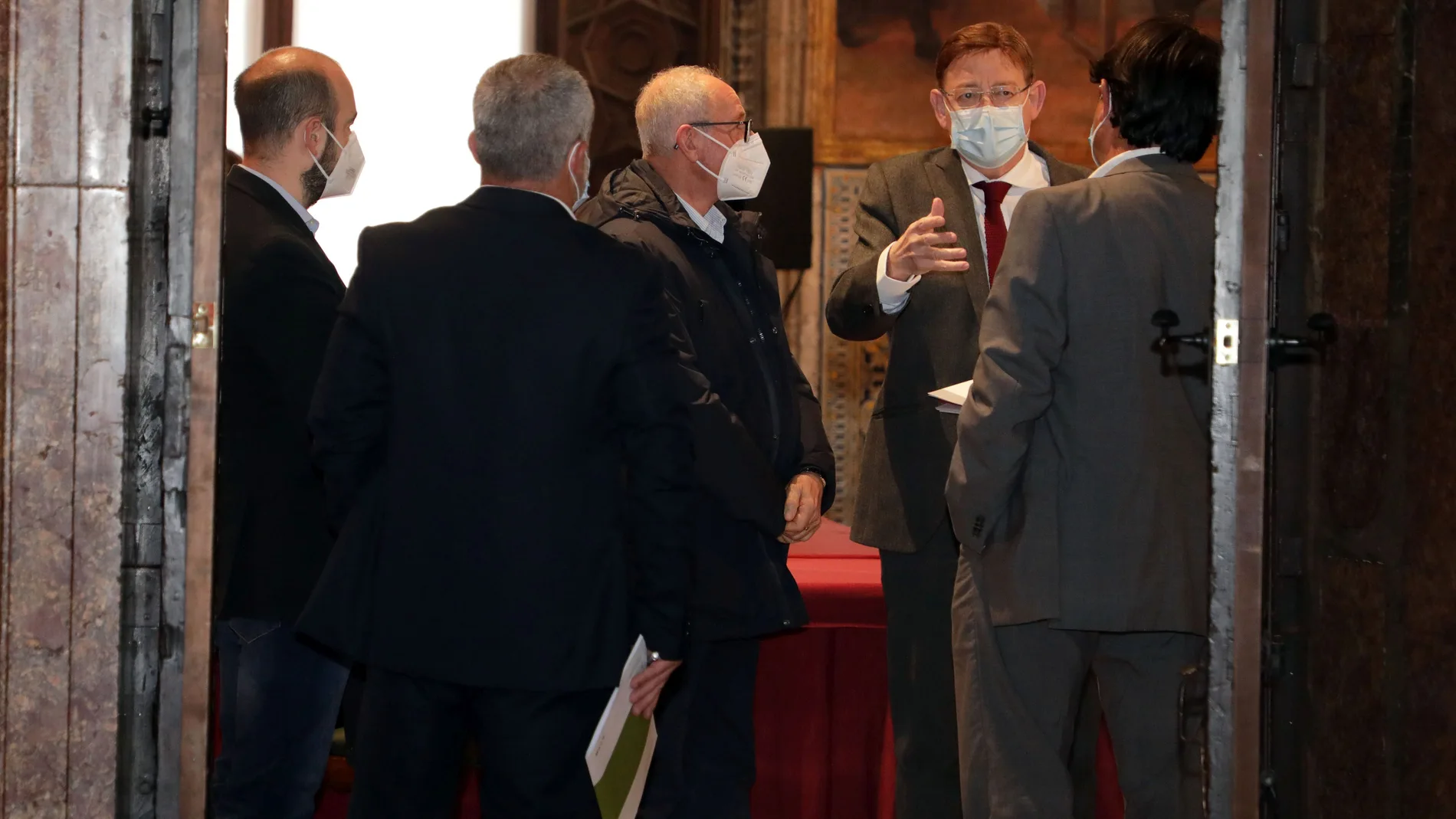 El presidente de la Generalitat, Ximo Puig, conversa con los representantes de las organizaciones agrarias