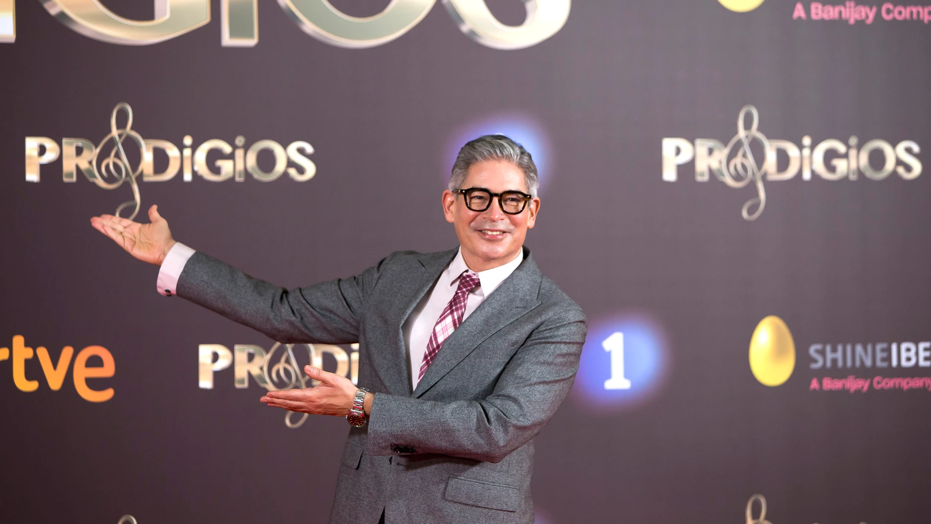 Boris Izaguirre posa en photocall durante la presentación de la tercera temporada de 'Prodigios' en RTVE