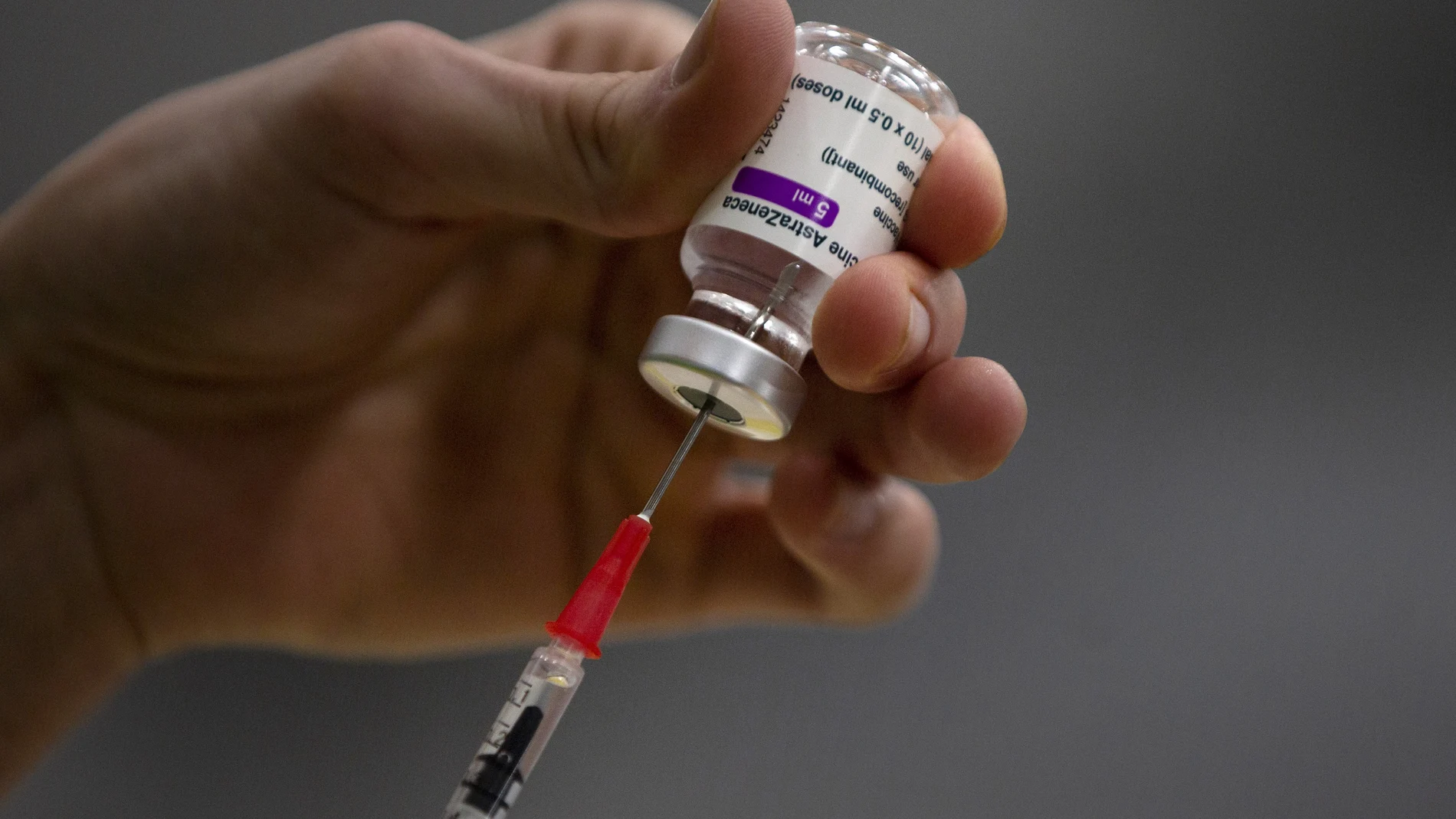 Un sanitario extrae una dosis del vial de la vacuna de AstraZeneca