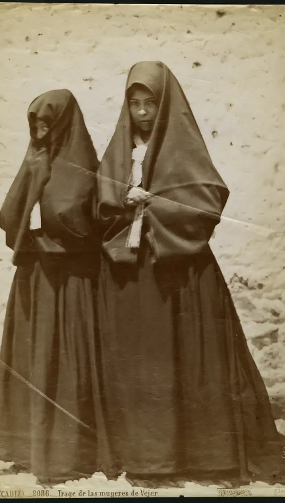 Dos mujeres en Vejer, Cádiz, captadas por la cámara de Laurent